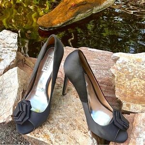 🔥Badgley Mischka Stunning Rich Pewter Satin Pumps, Stiletto 4.5”Heels, EUC, 9